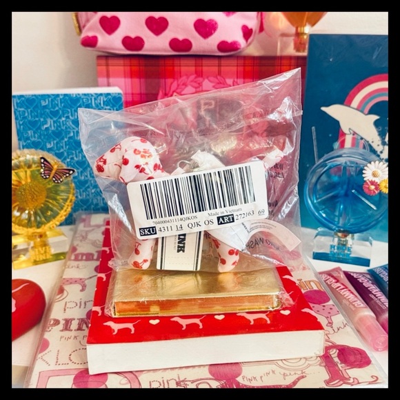 💕ⓅⒾⓃⓀ ⓋⓈ Micro Dog Pink Tulip Mini Cherries Print Keychain Charm NWT💕 - Picture 4 of 4